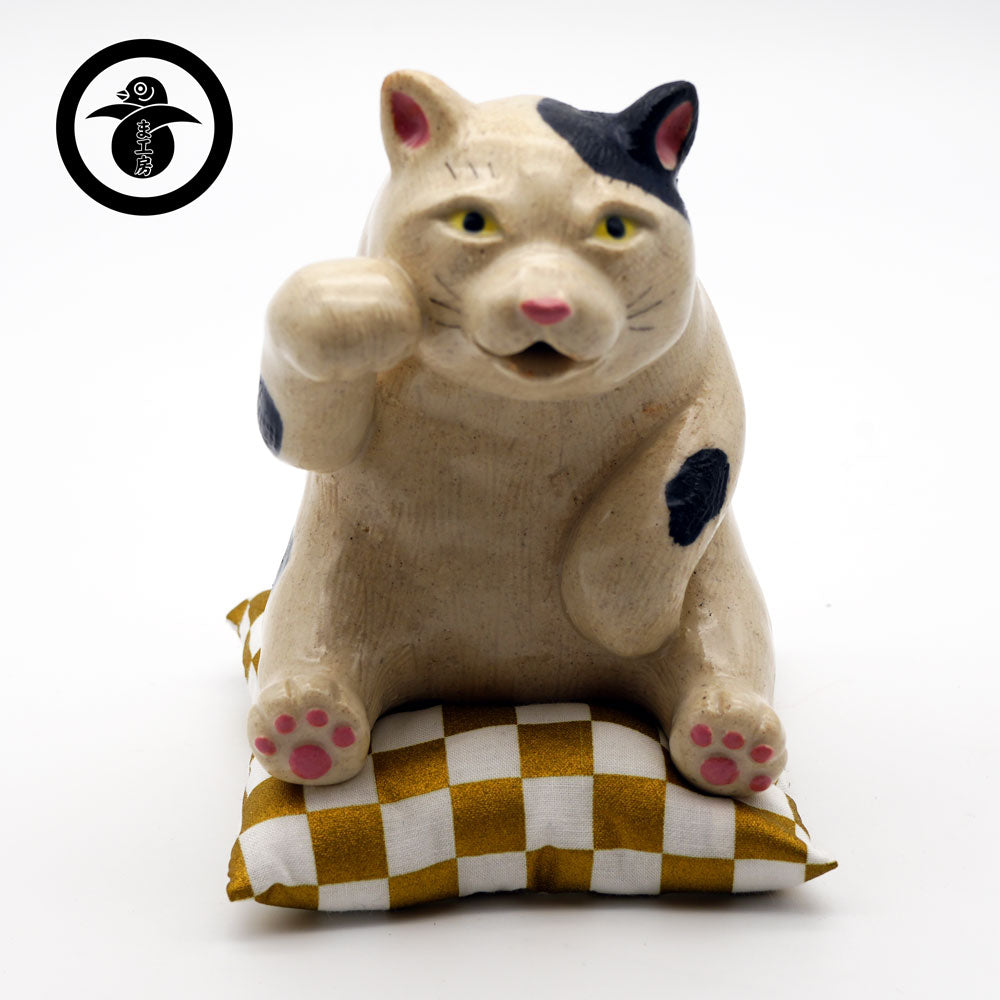 【ま工房　牧田亮】　招き猫 座布団付き｜Makobo Studio Makoto Makita – Lucky Cat Figurine with Cushion｜Ma工房 牧田亮 陶瓷招財貓 附坐墊