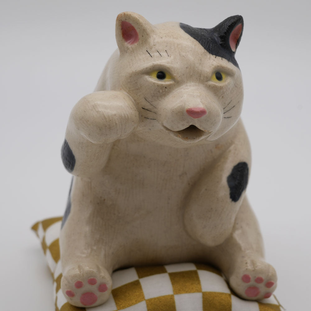 【ま工房　牧田亮】　招き猫 座布団付き｜Makobo Studio Makoto Makita – Lucky Cat Figurine with Cushion｜Ma工房 牧田亮 陶瓷招財貓 附坐墊