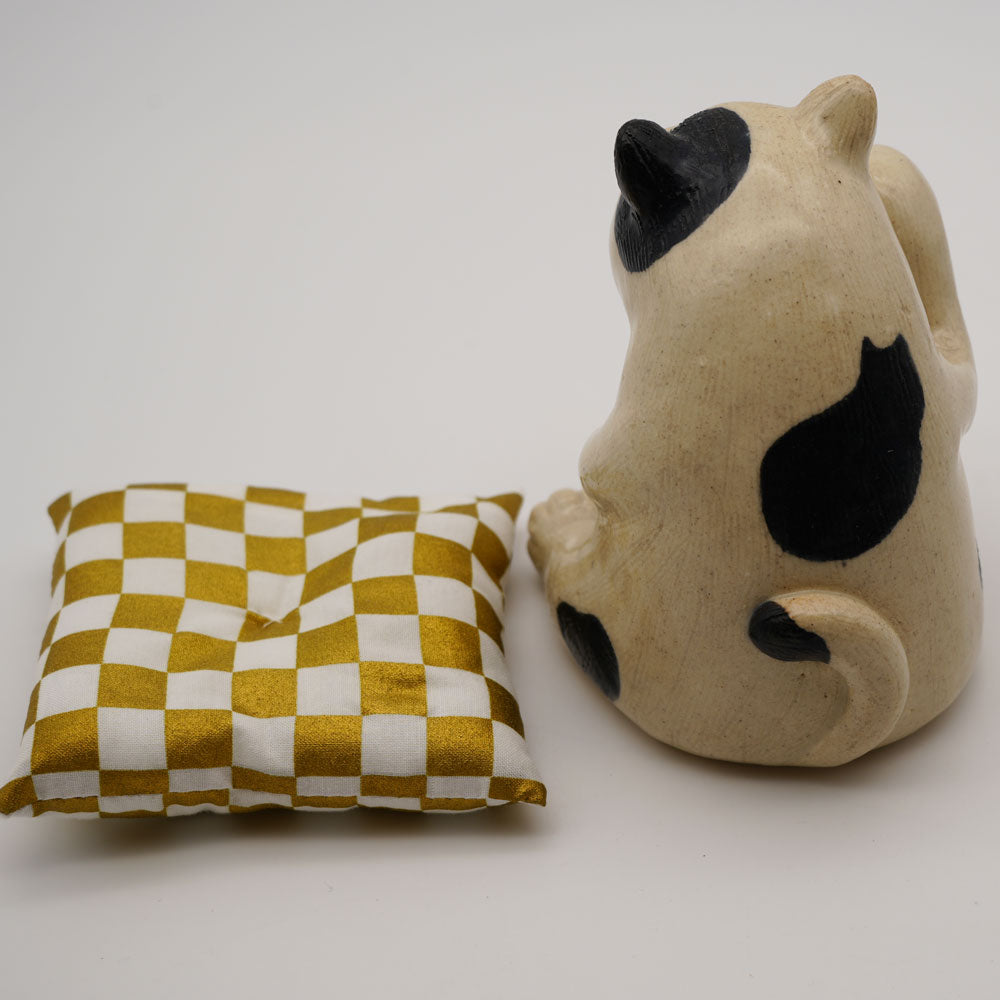 【ま工房　牧田亮】　招き猫 座布団付き｜Makobo Studio Makoto Makita – Lucky Cat Figurine with Cushion｜Ma工房 牧田亮 陶瓷招財貓 附坐墊