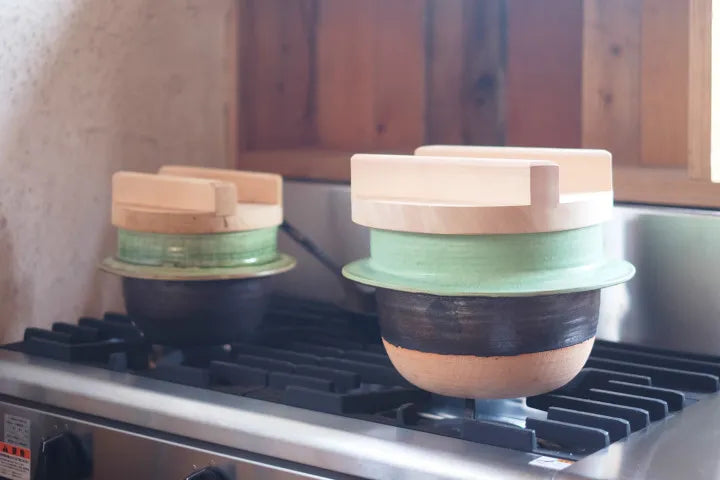 Donabe by HIrofumi Fujii artist  doppo yan　藤井博文 緑釉羽釜飯鍋　S　300g  of rice