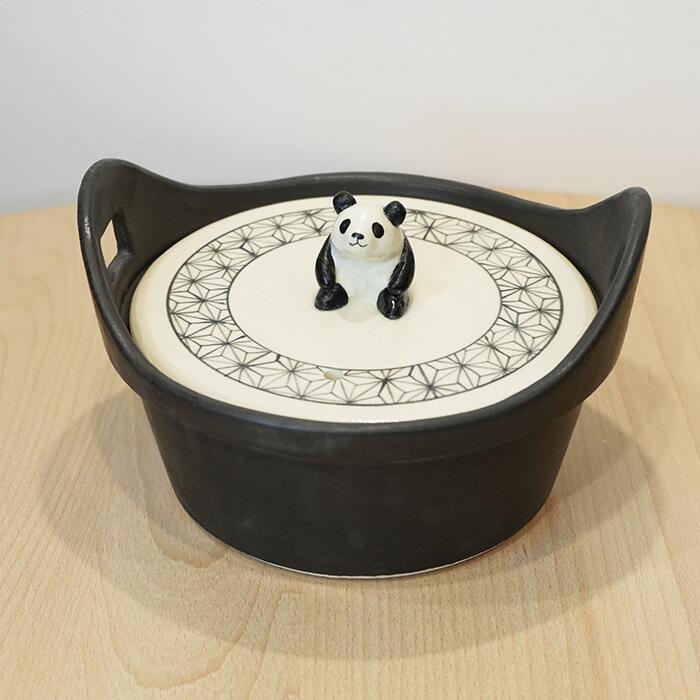 【ま工房　牧田亮】木製ハンドル付き パンダ土鍋800ml｜Makobo Studio  Ryo Makita – Panda Donabe with Wooden Handle (800ml)｜Ma工房｜牧田亮 木柄熊貓陶土鍋 800ml