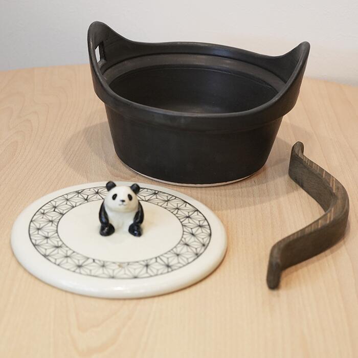 【ま工房　牧田亮】木製ハンドル付き パンダ土鍋800ml｜Makobo Studio  Ryo Makita – Panda Donabe with Wooden Handle (800ml)｜Ma工房｜牧田亮 木柄熊貓陶土鍋 800ml