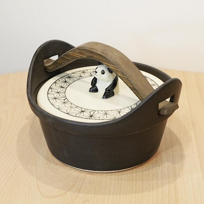 【ま工房　牧田亮】木製ハンドル付き パンダ土鍋800ml｜Makobo Studio  Ryo Makita – Panda Donabe with Wooden Handle (800ml)｜Ma工房｜牧田亮 木柄熊貓陶土鍋 800ml